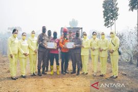 Kejati Kalsel bantu logistik relawan yang berjibaku padamkan karhutla