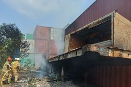 Gulkarmat padamkan kebakaran dari sisa pengelasan di Rorotan Jakut