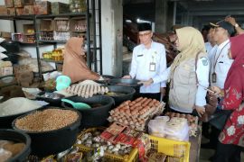 TPID Mataram pantau ketersediaan bahan pangan di pasar tradisional