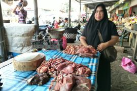 Harga daging sapi super di Mataram capai Rp170.000 per kilogram.
