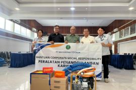 Mayawana serahkan sarana pemadaman karhutla kepada DLHK Kalbar