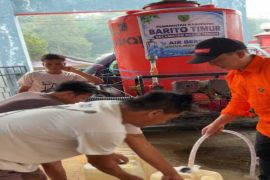 Sumur mengering, Pemkab Bartim salurkan air bersih ke warga Desa Saing
