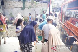 Ketua PKK Banjarmasin tinjau distribusi air bersih di Kuin Cerucuk