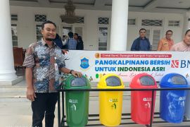 DLH Pangkalpinang terima bantuan tempat sampah lima warna dari BNI