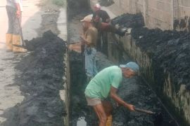Antisipasi banjir, SMBR bersihkan 600 meter drainase di Way Lunik