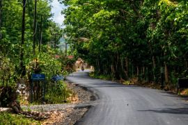 Bupati Saidi Mansyur tinjau pembangunan jalan antarkecamatan