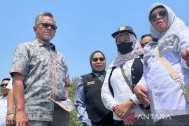 Legislator Jabar menyarankan sampah Pantai Cirebon ditangani dari hulu