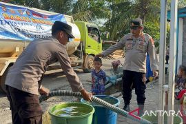 Polda Sumsel salurkan 5.000 liter air bersih untuk warga Muara Lakitan