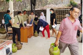 Masyarakat antusias tebus gas elpiji di pasar murah Murung Raya