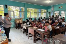 Polisi edukasi pelajar SMP Nabire cegah perundungan siber