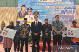 Pemkab Cianjur salurkan beasiswa bagi 3.500 peserta didik di Cianjur