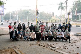 KPID Kalteng bagikan ribuan masker di tengah kabut asap