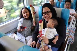 KAI Daop 6 bagikan cokelat-mawar sambut Hari Pelanggan Nasional