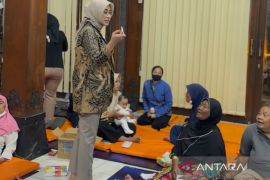Astrid Widayani kunjungi pengungsi terdampak kebakaran TPA Putri Cempo