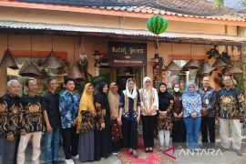 Astrid Widayani dampingi Wamendag kunjungi UMKM unggulan di Kampung Batik Kauman