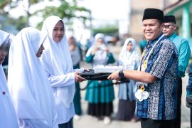 Perkuat dukungan pendidikan, Wabup Sergai serahkan bantuan peralatan sekolah kepada peserta didik