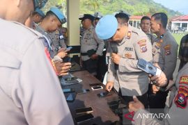 Cegah Anggota Terjerat Judol, Propam Polres Padang Panjang Periksa Handphone Personel