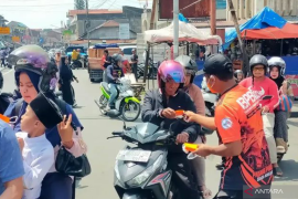 Udara Kurang Sehat, BPBD Padang Panjang Turun ke Jalan Bagikan Masker