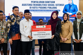 59 Warga Padang Panjang terima bantuan ATENSI, dari kursi roda hingga modal usaha