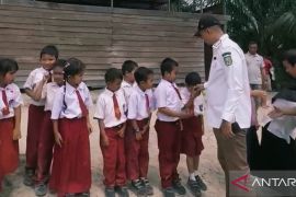 Hari kedua, Bupati Inhu sapa murid SD di Batang Peranap