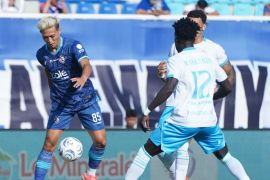 Arema FC gulung Isenmulang empat gol tanpa balas di Kanjuruhan