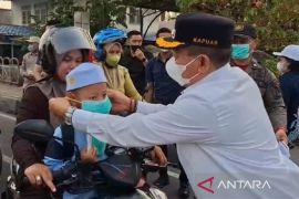 Bupati Kapuas turun ke jalan ikut bagikan masker lindungi masyarakat