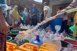 Polres Cirebon Kota menyalurkan 10.000 liter air bersih setiap pekan