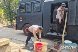 Brimob Polda Jambi salurkan air bersih ke pesantren dan warga
