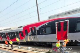 Kereta anjlok di Stasiun Kota, KAI Commuter operasikan kereta penolong