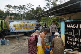Polres Tasikmalaya gencar bantu warga memenuhi kebutuhan air bersih
