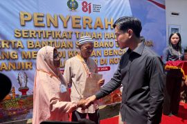 Gibran saksikan penyerahan sertifikat hak milik warga huntap Sibolga