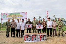 Bantu air petani Aceh Besar, Kodim 0101/KBA salurkan mesin pompa