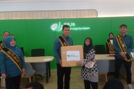 BPJS Ketenagakerjaan Sukabumi berbagi keceriaan di Hari Pelanggan Nasional