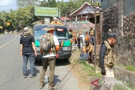 DLH Cianjur melakukan pembersihan puing dan sampah di jalur Puncak