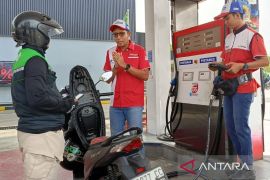 Peringati Hari Pelanggan, Pertamina Patra Niaga Babel sapa - layani konsumen di SPBU