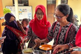 Kelas Ibu Anti Stunting UMS bekali ibu dengan keterampilan olah MPASI berbahan lele
