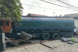 Rumah warga di Sergai ambruk dihantam truk tangki