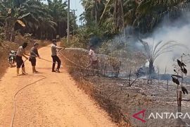 Polisi Bangka Tengah padamkan kebakaran lahan satu hektare