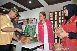 Putri Mahkota Victoria kagumi keberagaman kerajinan khas NTB
