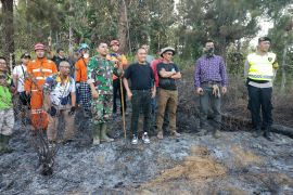 Relawan gabungan padamkan kebakaran lereng Gunung Sindoro