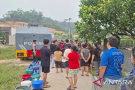 Polres Bengkayang distribusikan air bersih ke warga terdampak kemarau