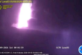 Warga diimbau jauhi radius tiga km dari Gunung Anak Krakatau