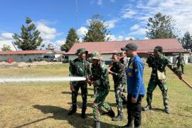 TNI bersama petugas Damkar Jayawijaya perkuat simulasi penanganan kebakaran