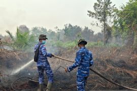 Personel TNI sirami lahan titik panas cegah karhutla