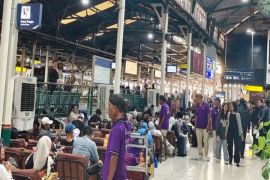 Daop 6 mengoperasikan KA tambahan dampak penutupan Bandara Soetta