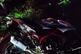 Pensiunan PNS tewas tabrak mini bus dan truk kontainer