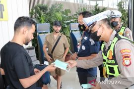 Polisi beri layanan kesehatan bagi penumpang di Bandara Soetta