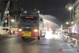 Brimob Polda Metro semprot jalan antisipasi abu vulkanik