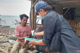 LKBN ANTARA bagikan masker ke warga terdampak abu Krakatau