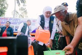 Khofifah salurkan 120 rit air bersih untuk warga Blitar